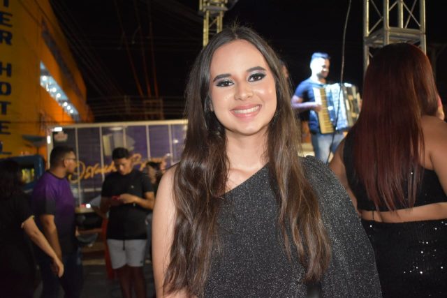 A Cantora Picoense Ana Luisa disputa concurso que revelará novos nomes da música